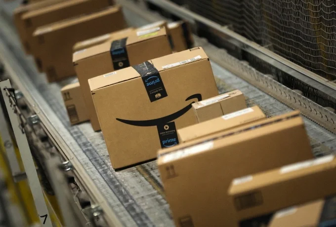 Các kiện hàng trong trung tâm chia chọn của Amazon tại Robbinsville, New Jersey, Mỹ ngày 27/11/2023. Ảnh: Reuters