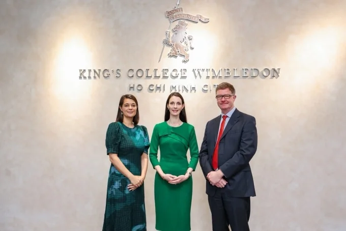Ông Kieran McLaughlin, Hiệu trưởng sáng lập Kings TP HCM, Tiến sĩ Anne Cotton, Hiệu trưởng Kings College School, Wimbledon (giữa) và cô Sara Willis, Hiệu trưởng Khối Tiểu học King’s TP HCM. Ảnh: Kings College School
