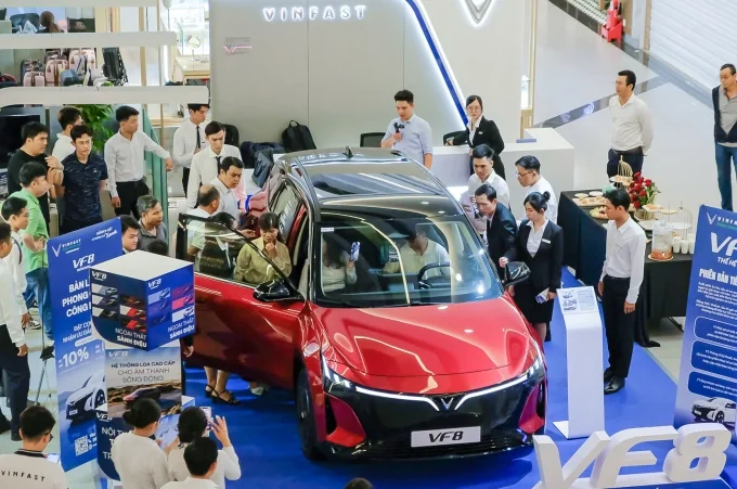 Người dùng tìm hiểu VF 8 thế hệ mới tại một showroom. Ảnh: Tuấn Vũ