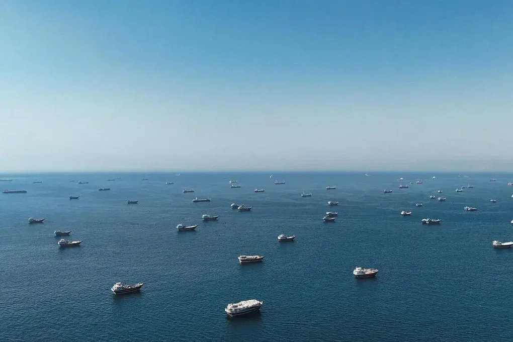 Loạt tàu chở 7 triệu thùng dầu Iran đi qua Hormuz bất chấp phong tỏa từ Mỹ - 1