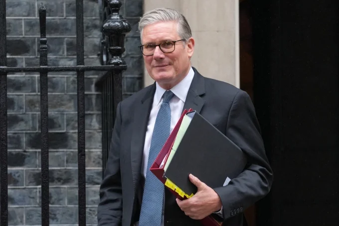 Thủ tướng Anh Keir Starmer rời Văn phòng Thủ tướng đến dự phiên chất vấn hàng tuần tại quốc hội ngày 3/6. Ảnh: AP