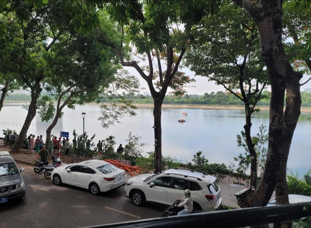 Nam sinh lớp 11 đuối nước ở hồ Linh Đàm - 1