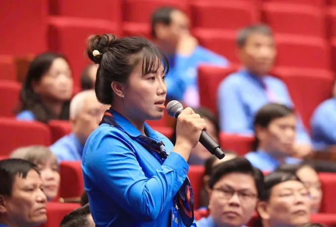 Bà Nguyễn Thị Mai Chi, Chủ tịch Công đoàn cơ sở Công ty NewApparel Far Eastern, kiến nghị về tiền lương đủ sống. Ảnh: Nguyễn Hải