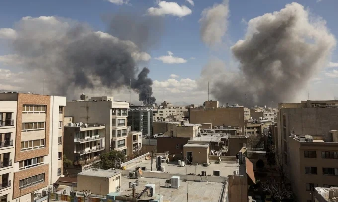 Khói đen bốc lên sau một cuộc tập kích ở thủ đô Tehran, Iran, hồi tháng 3. Ảnh: Reuters
