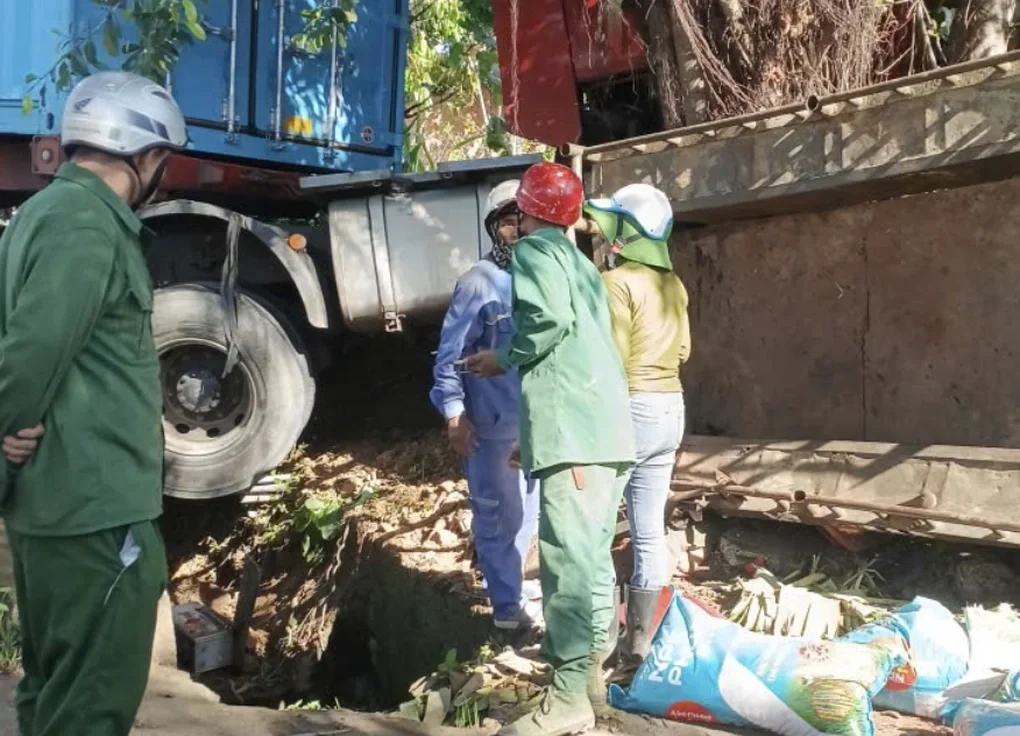 Ô tô đầu kéo va chạm xe công nông ở Lâm Đồng, 5 người thương vong - 1