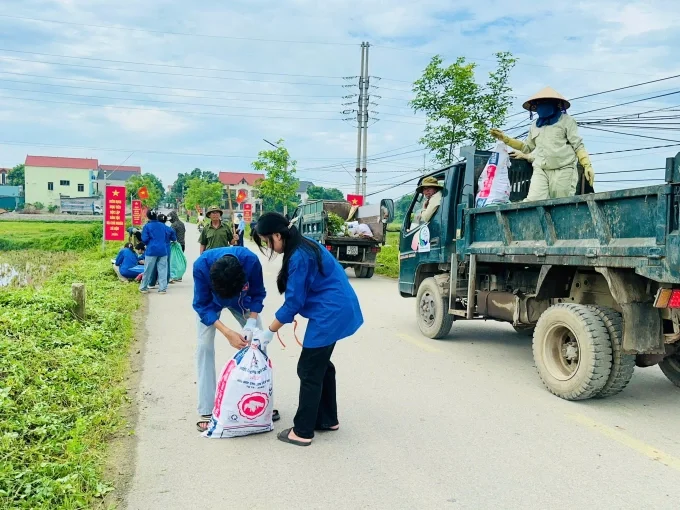 Xã Phú Nghĩa, Hà Nội ra quân dọn dẹp vệ sinh môi trường, sáng 6/5. Ảnh: Kim Thoa