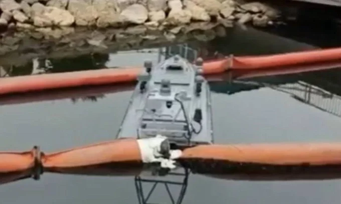 Hình ảnh được cho là xuồng không người lái Ukraine tại cảng Constanta trước khi phát nổ hôm 5/6. Ảnh: X/AMK Mapping