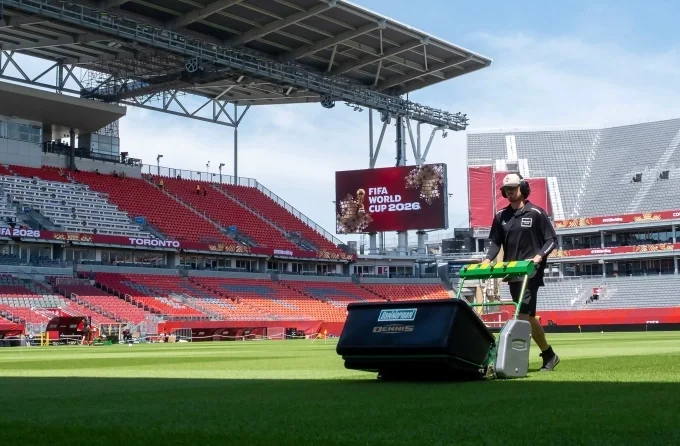 Nh&acirc;n vi&ecirc;n chăm s&oacute;c mặt cỏ tại SVĐ tổ chức World Cup ở Toronto, Canada, ng&agrave;y 4/6. Ảnh: AP