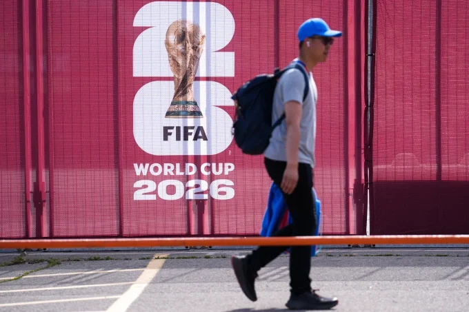 Quảng c&aacute;o World Cup 2026 b&ecirc;n ngo&agrave;i SVĐ Toronto, Canada, ng&agrave;y 4/6. Ảnh: AFP
