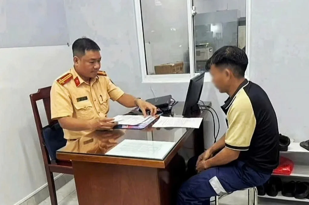 Phạt tài xế chở cọc bê tông trên nóc xe tải ở TPHCM - 1