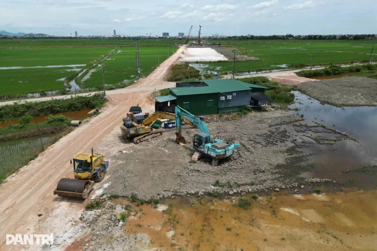 Đường nối sân bay chìm giữa ruộng nước, nhà thầu vắng bóng trên công trường - 8