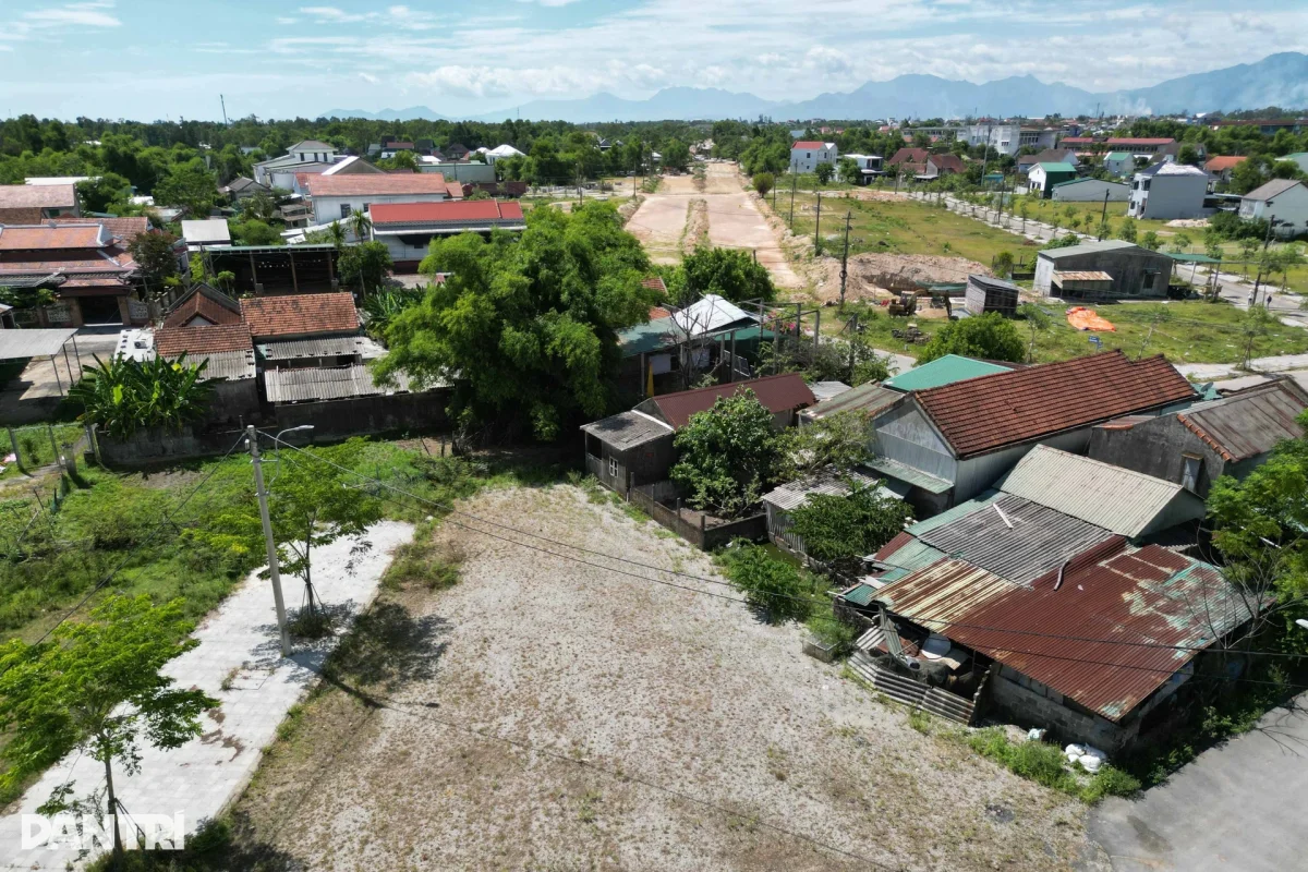 Đường nối sân bay chìm giữa ruộng nước, nhà thầu vắng bóng trên công trường - 11