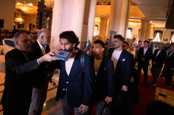 Các cầu thủ Iran hôn Kinh Qur'an - cuốn sách thiêng liêng của người Hồi giáo - trước khi rời sân bay Antalya ở miền nam Thổ Nhĩ Kỳ ngày 6/6/2026. Ảnh: AP