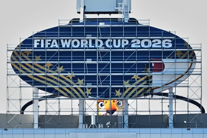Nh&acirc;n vi&ecirc;n che biển hiệu CLB Kansas City Chiefs trong qu&aacute; tr&igrave;nh cải tạo s&acirc;n Arrowhead th&agrave;nh s&acirc;n Kansas City để phục vụ World Cup 2026, ng&agrave;y 8/6/2026 tại Kansas City, bang Missouri, Mỹ. Ảnh: AP
