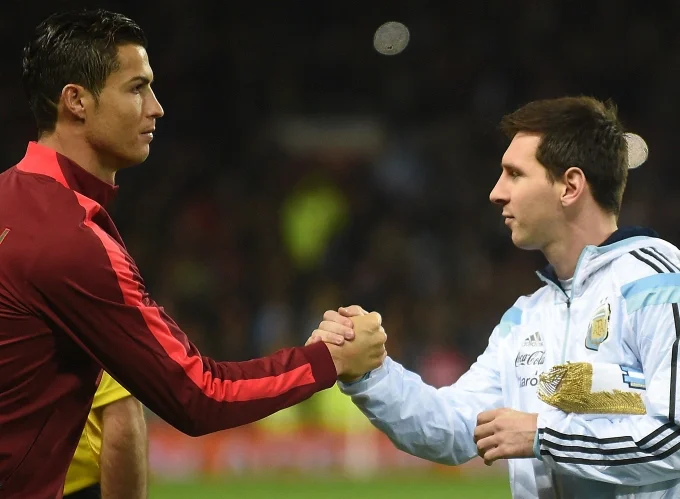 Lionel Messi (phải) bắt tay Cristiano Ronaldo trước trận giao hữu giữa Argentina v&agrave; Bồ Đ&agrave;o Nha tr&ecirc;n s&acirc;n Old Trafford, th&agrave;nh phố Manchester, Anh ng&agrave;y 18/11/2014. Ảnh: AFP