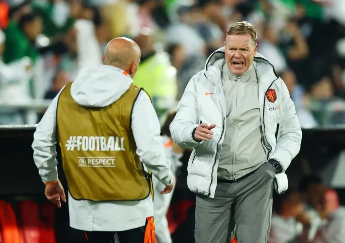 HLV trưởng tuyển Hà Lan Ronald Koeman ở khu kỹ thuật trong trận giao hữu Hà Lan – Algeria ở sân De Kuip, Rotterdam, Hà Lan ngày 4/6/2026. Ảnh: Reuters
