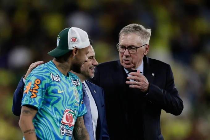 HLV Carlo Ancelotti nói chuyện với Neymar sau trận giao hữu Brazil - Panama trên sân Maracana, Rio de Janeiro, Brazil, hôm 31/5/2026. Ảnh: AP