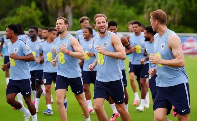 Harry Kane trò chuyện với các đồng đội trong buổi tập của tuyển Anh tại Mỹ trước thềm World Cup 2026. Ảnh: PA