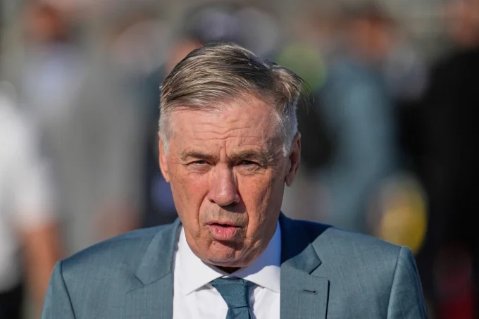 HLV Carlo Ancelotti đến sân bay quốc tế Newark Liberty ở bang New Jersey, Mỹ ngày 2/6/2026, cùng đội tuyển Brazil chuẩn bị cho World Cup 2026. Ảnh: AP