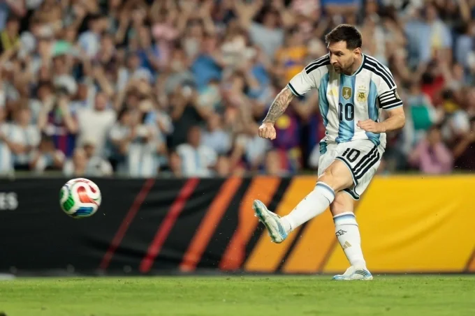 Messi đá phạt đền nâng tỷ số lên 2-0 khi Argentina thắng Iceland 3-0 trong trận giao hữu tại Auburn, bang Alabama, Mỹ ngày 9/6. Ảnh: AFA