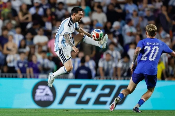 Messi (trái) khống chế bóng trước sự theo kèm của tiền vệ Kristian Hlynsson trong hiệp hai trận giao hữu giữa Argentina và Iceland tại Auburn, bang Alabama, Mỹ ngày 9/6. Ảnh: AP