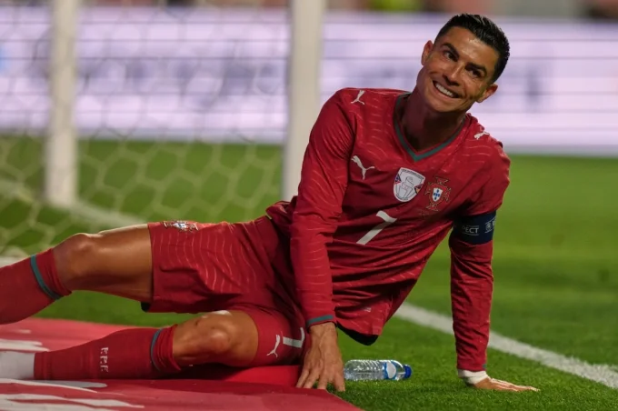 Cristiano Ronaldo phản ứng trong trận giao hữu Bồ Đào Nha thắng Nigeria 2-1 tại Leiria, Bồ Đào Nha ngày 10/6/2026. Ảnh: AP