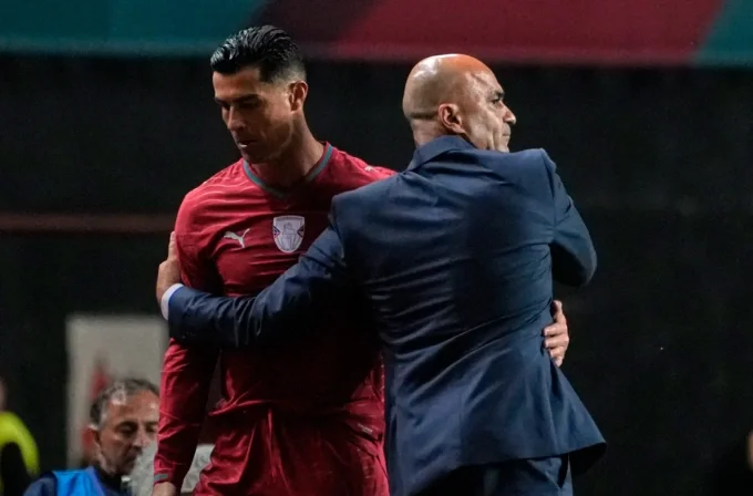 HLV Roberto Martinez động viên khi rút Cristiano Ronaldo khỏi sân ở phút 64. Ảnh: AP
