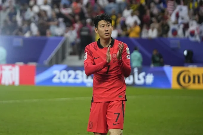 Tiền đạo Hàn Quốc Son Heung-min cảm ơn người hâm mộ sau trận hòa Malaysia 3-3 ở lượt cuối bảng E Asian Cup 2023 trên sân Al Janoub, Al Wakrah, Qatar ngày 25/1. Ảnh: AP
