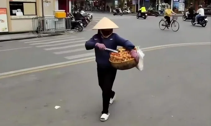 Bà Yến bán hàng ở khu vực phố cổ. Ảnh chụp màn hình