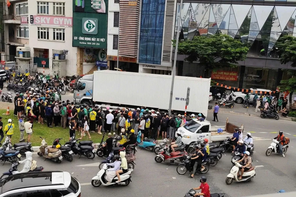 Cô gái tử vong dưới gầm ô tô tải trên đường ở Hà Nội - 2