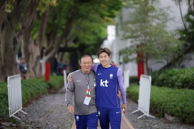 Tiền vệ Hàn Quốc và PSG Lee Kang-in (phải) khoác vai ông Park Hang-seo ra sân tập ở Mexico ngày 8/6/2026. Ảnh: KFA