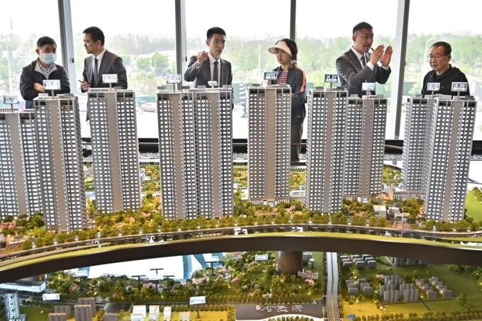 Khách tham quan xem nhà tại văn phòng bán hàng ở Thái Nguyên, tỉnh Sơn Tây, miền bắc Trung Quốc, ngày 20/3. Ảnh: AFP