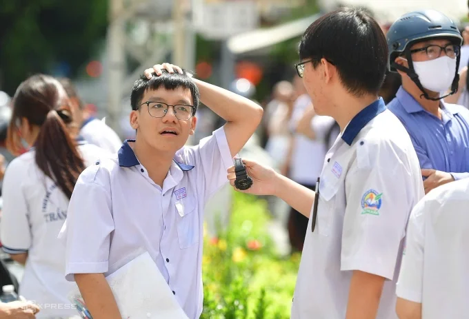Học sinh TP HCM sau khi hoàn thành môn Văn thi tốt nghiệp THPT, trưa 11/6. Ảnh: Thanh Tùng