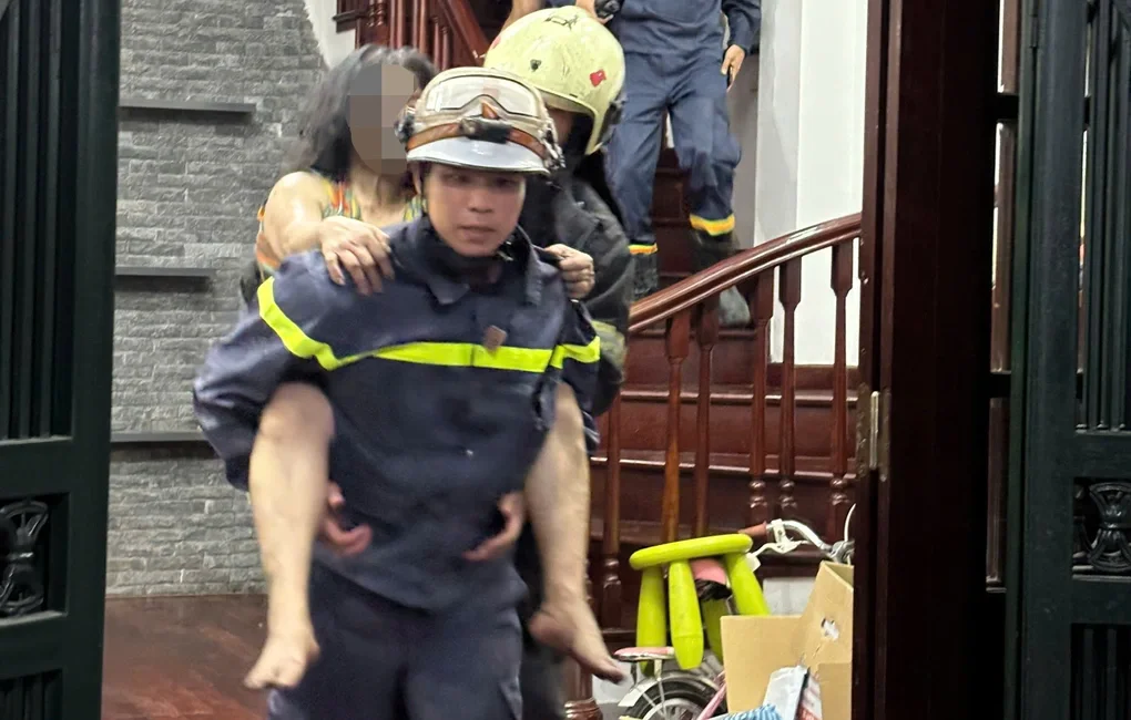 Cháy nhà 5 tầng ở Hà Nội, cảnh sát giải cứu 4 người mắc kẹt - 1