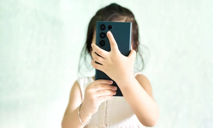 Một trẻ em đang sử dụng smartphone. Ảnh: Bảo Lâm