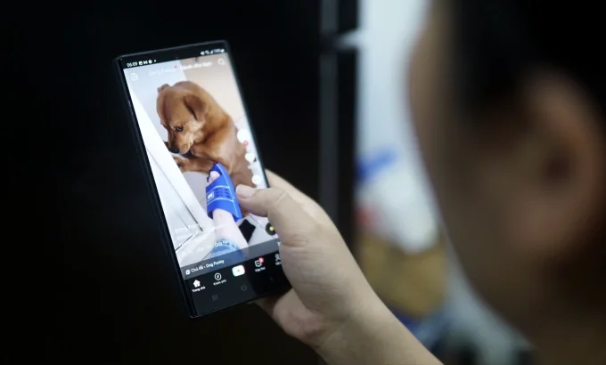 Một người dùng đang xem video ngắn trên TikTok. Ảnh: Lưu Quý