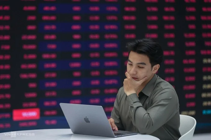 Nhà đầu tư đang theo dõi thị trường tại một công ty chứng khoán ở TP HCM, tháng 4/2026. Ảnh: Quỳnh Trần