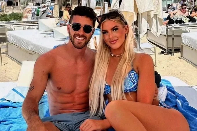 Senesi và Bowers nghỉ tại Ibiza hôm 10/6. Ảnh: Instagram