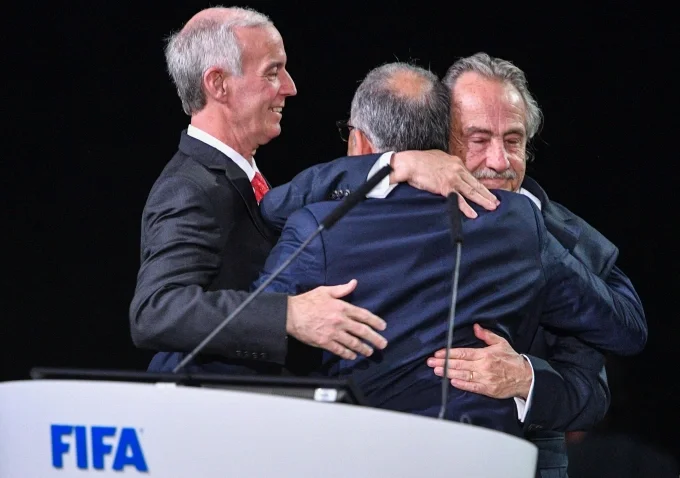 Các quan chức của liên minh ứng cử chung World Cup 2026 (Canada – Mexico – Mỹ), gồm Carlos Cordeiro (giữa), Chủ tịch Liên đoàn Bóng đá Mỹ, Decio de Maria Serrano (phải), Chủ tịch Liên đoàn Bóng đá Mexico và Steve Reed, Chủ tịch Liên đoàn Bóng đá Canada, chúc mừng nhau sau khi FIFA công bố chủ nhà World Cup 2026 tại Đại hội FIFA lần thứ 68 ở Moscow ngày 13/6/2018. Ảnh: Mladen Antonov / AFP