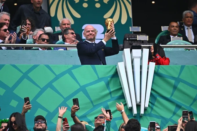 Chủ tịch FIFA Gianni Infantino cầm cúp vàng World Cup trong buổi lễ khai mạc World Cup 2026 tại sân Azteca, Mexico City, Mexico ngày 12/6/2026. Ảnh: El Pais