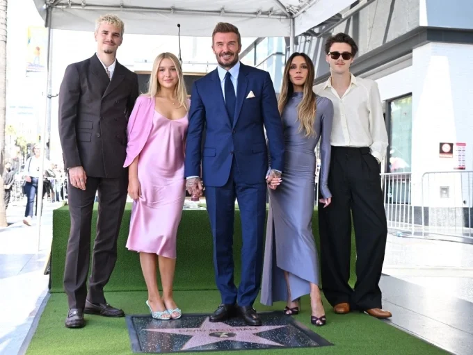 Từ trái qua: Rome, Harper, David Beckham, Victoria và Cruz. Ảnh: AFP