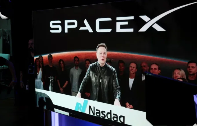 Elon Musk phát biểu qua cầu truyền hình tại Nasdaq MarketSite ở New York ngày 12/6. Ảnh: Reuters