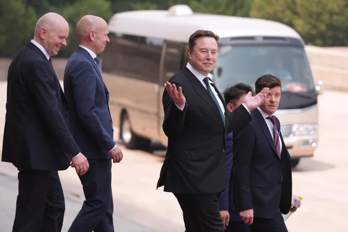 Ông Musk trong chuyến tháp tùng Tổng thống Mỹ Donald Trump tới Bắc Kinh, Trung Quốc, ngày 14/5. Ảnh: AP