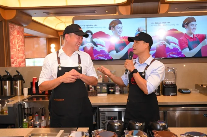 Nhà sáng lập David Thái (trái) và ông Lê Thái Anh - Giám đốc quốc gia Việt Nam của Highlands (phải) tại sự kiện. Ảnh: Highlands Coffee