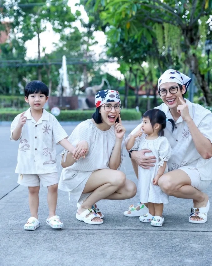 Gia đình diễn viên mặc đồng điệu dạo chơi công viên hồi tháng 5. Ảnh: Instagram Push-dj