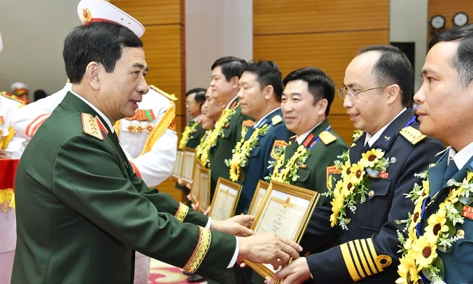 Phó thủ tướng, Bộ trưởng Quốc phòng Phan Văn Giang trao các giải thưởng cho tập thể, cá nhân tại buổi lễ. Ảnh: Hoàng Phong
