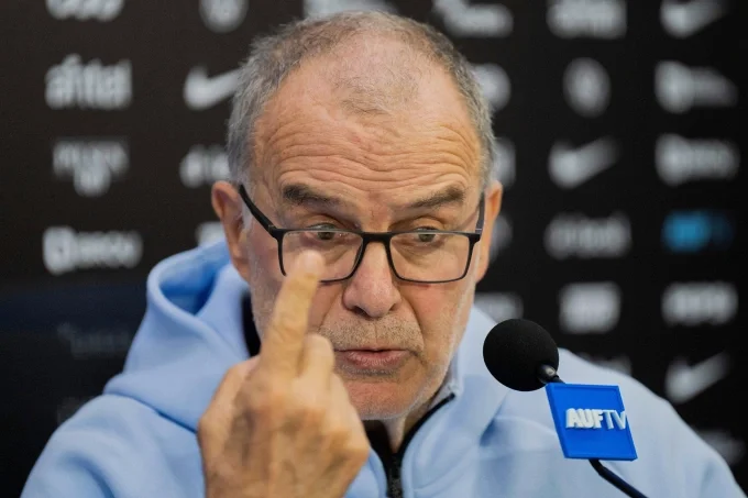 HLV Marcelo Bielsa chỉ đạo trong cuộc họp b&aacute;o trước thềm World Cup 2026 tại Montevideo, Uruguay, ng&agrave;y 1/6/2026. Ảnh: AP