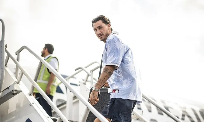 Đội trưởng Jose Mar&iacute;a Gimenez c&ugrave;ng tuyển Uruguay l&ecirc;n m&aacute;y bay từ Cancun (Mexico) sang Miami (Mỹ) ng&agrave;y 14/6/2026. Ảnh: Seleccion Uruguay