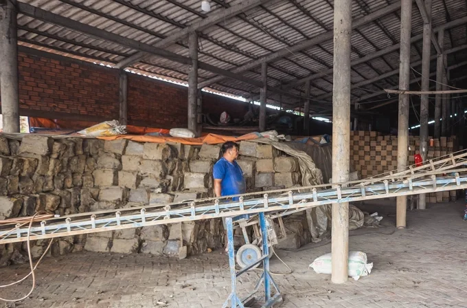 Nguồn đất sét phục vụ sản xuất gạch, gốm đỏ Vĩnh Long đang thiếu hụt nghiêm trọng. Ảnh: An Bình