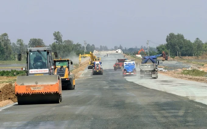 Một số đoạn cao tốc Châu Đốc - Cần Thơ - Sóc Trăng đã thành hình. Ảnh: Huy Phong